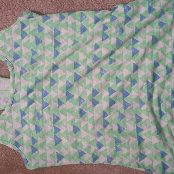 Adorable razor back tank top - Picture 3 of 3